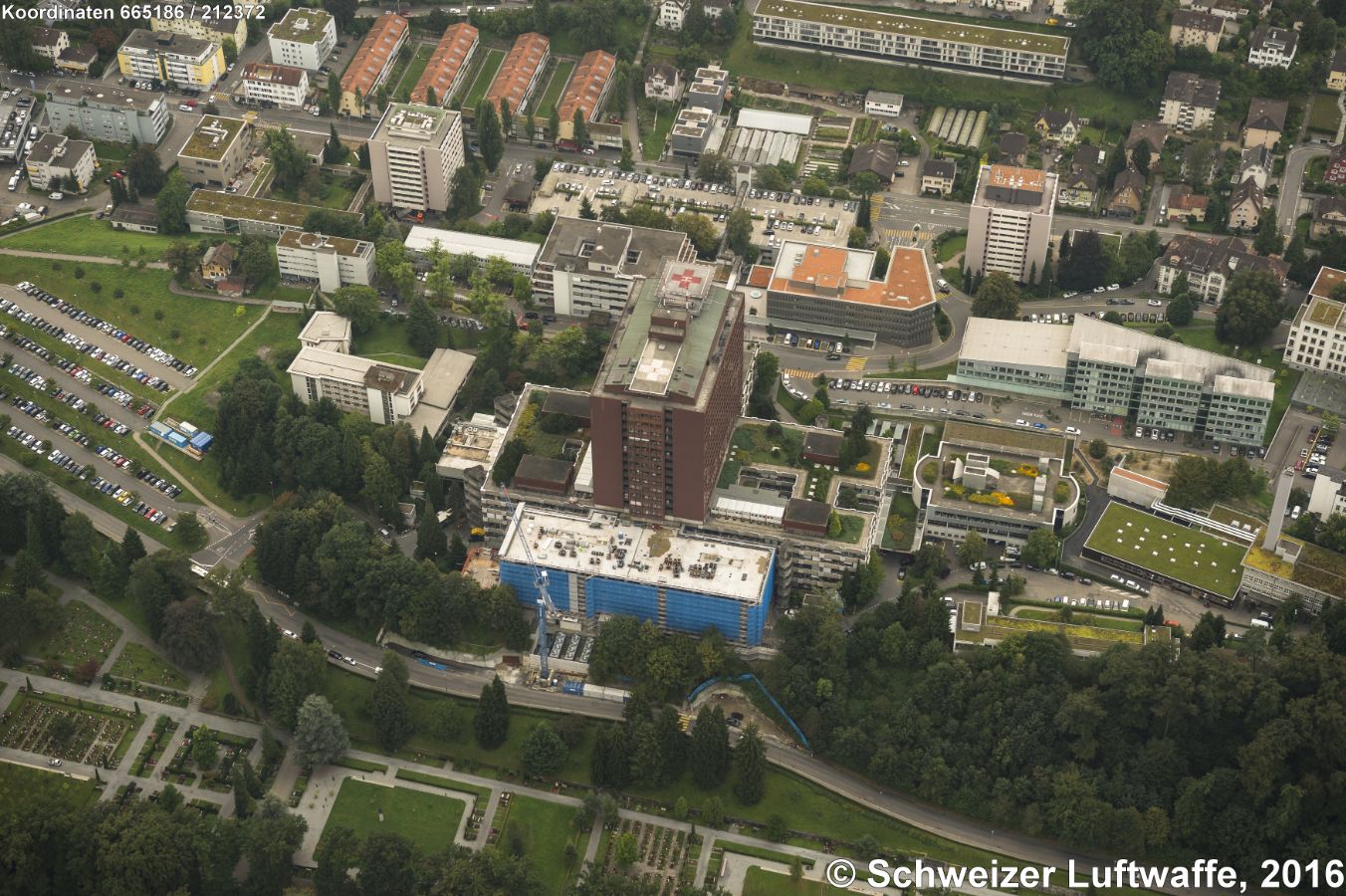 Kantonsspital (Position 2'665'200.04, 1'212'325.34), universitäres Lehr- und Forschungsspital. Kantonsspital Luzern, Kantonales Spital Sursee und Luzerner Höhenklinik Montana sind seit 2008 zum 'Luzerner Kantonsspital' LUKS zusammengeschlossen und umfassen über 100 Kliniken, Abteilungen und Zentren.